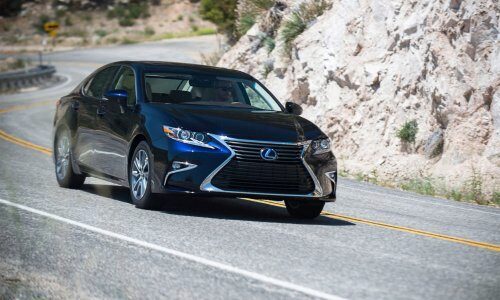 Lexus объявил спецпредложения на свои автомобили в России