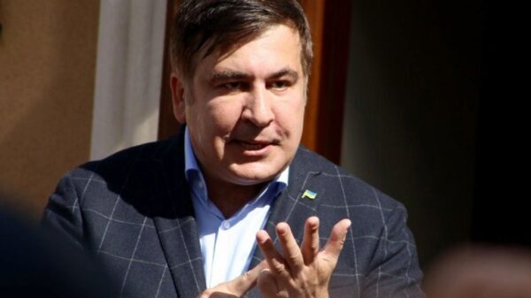 «Либо останусь, либо прыгну»: Саакашвили выбежал на крышу собственного дома
