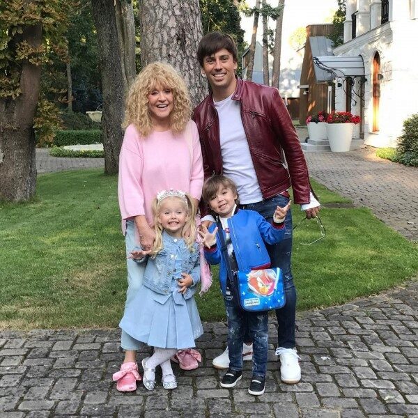 Максим Галкин показал домашнее утро с детьми в Instagram