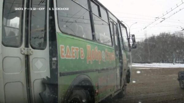 Маршрутка неудачно подрезала легковушку в Липецке (видео)