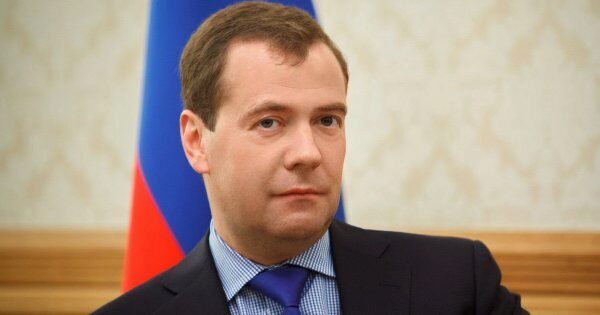 Медведев предложил обдумать изменения налога на движимое имущество