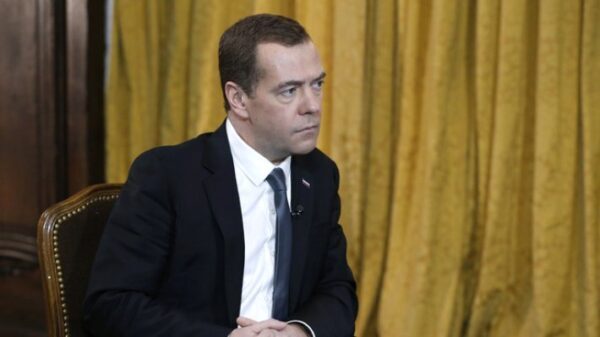 Медведев предложил задуматься о налоге на движимое имущество