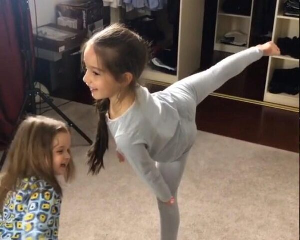 Младшая дочь Ксении Бородиной вслед за сестрой выполняет гимнастические упражнения