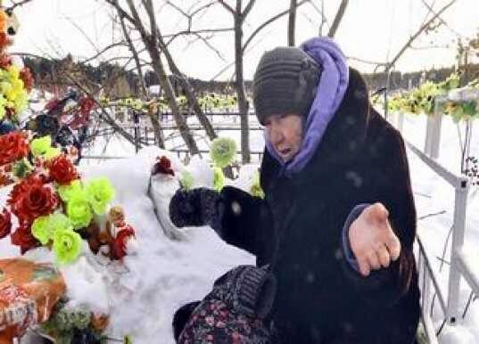 Могила сына на несколько лет стала приютом для забытой всеми 65-летней женщины