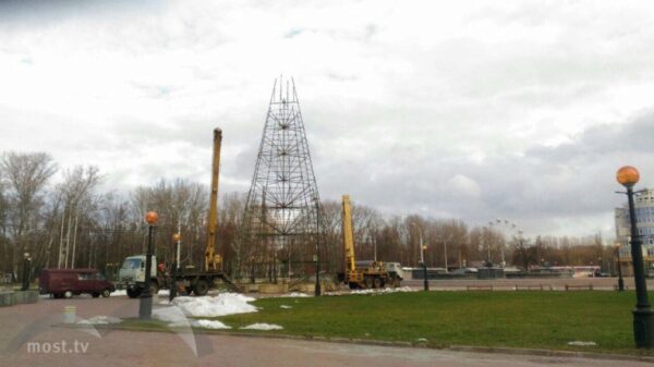 Монтаж самой высокой городской елки заканчивают на площади Петра в Липецке