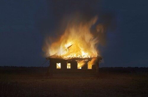 Московский художник сжигал брошенные деревенских дома ради фотопроекта «Родина»