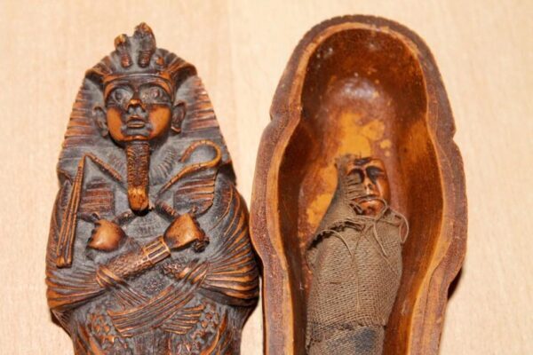 Мумию и две гробницы старше 3 тысяч лет нашли в Египте
