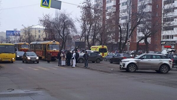 На 8 Марта столкнулись Evoque и Vesta, перегородив дорогу трамваям