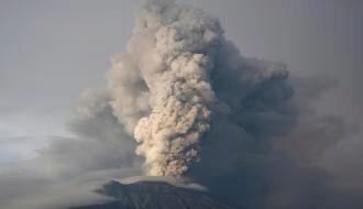 На Бали снова началось извержение вулкана