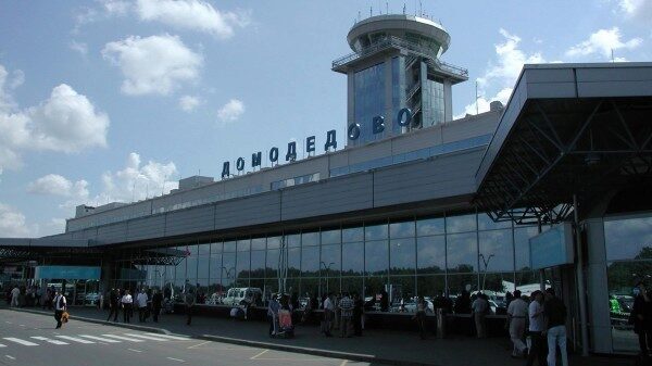 На взлетной полосе в Домодедово найдена часть крыла самолета