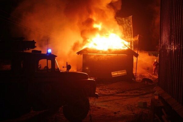 На западе Москвы возле храма загорелись три строительные бытовки