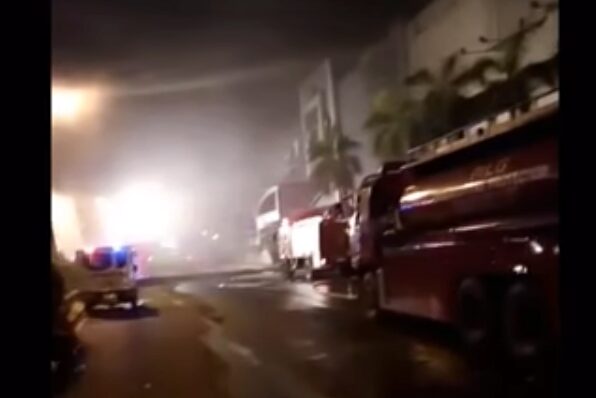 На Филиппинах пожар в коммерческом центре заблокировал в помещении 37 человек