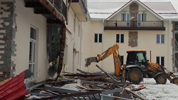 На границе Европы и Азии под Первоуральском начали сносить гостиницу