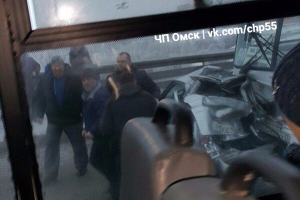 На мосту у телецентра автобус снёс легковую машину: есть жертвы