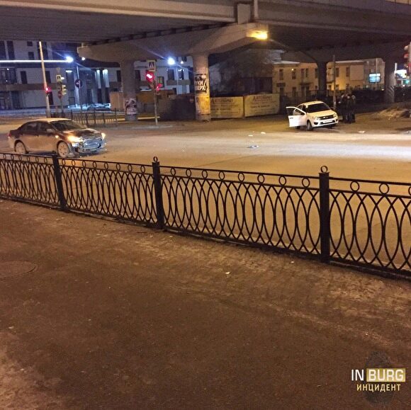 На перекрестке у Свердловского облсуда в результате ДТП снесли пешеходный знак