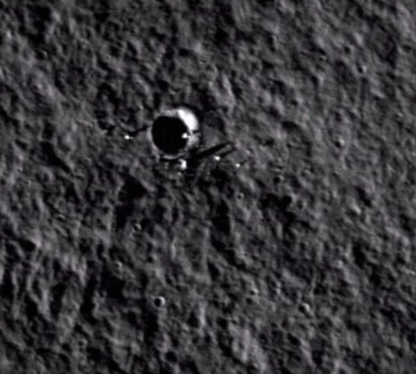NASA зафиксировало черный НЛО над Луной: Пришельцы или иллюзия?