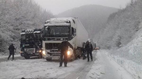 На западе Украины ограничили движение из-за снегопада