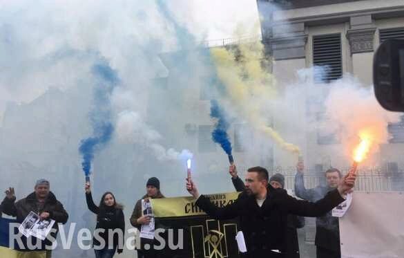 Новогодние беспорядки: боевики «АТО» зажгли файеры под посольством России в Киеве (ФОТО, ВИДЕО)