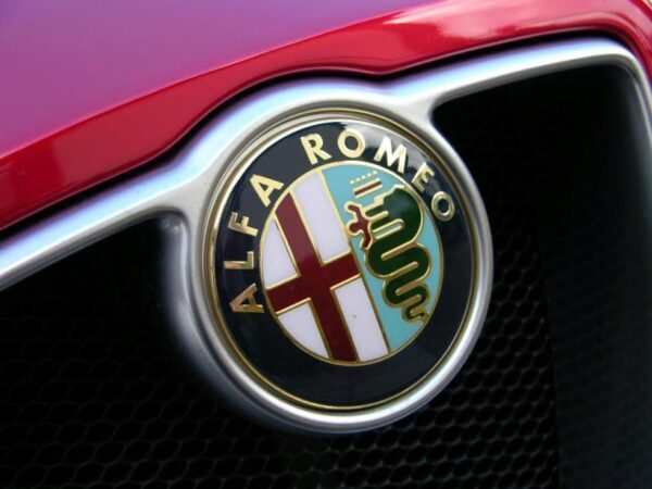 Новый флагманский кроссовер от Alfa Romeo получит 400-сильный двигатель