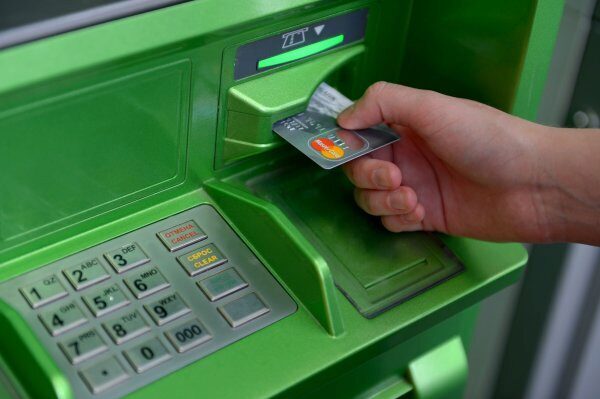 Обычному клиенту удалось взломать банкомат "Сбербанка"