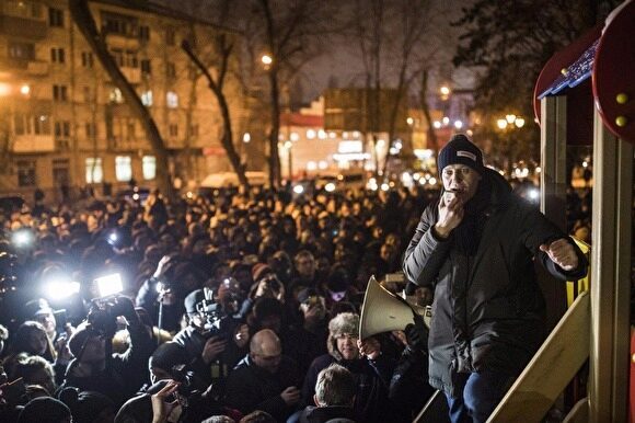 Оппозиционер Алексей Навальный на митинге в Саратове выступил с детской горки