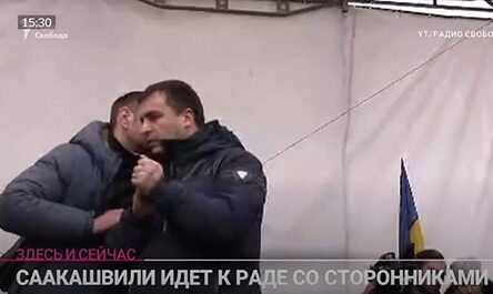 Отбитый у СВУ Саакашвили ведет сторонников к Раде — требовать импичмента