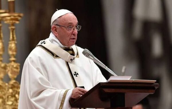 Папа Римский в рождественском послании призвал сделать мир не менее человечным