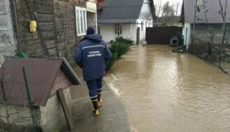 Паводок на Закарпатье: спасатели эвакуировали 146 местных жителей