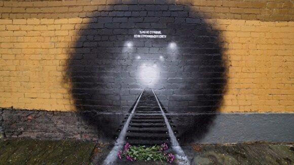 Петербуржец пожаловался на граффити в память о жертвах теракта в метро. Рисунок закрасили