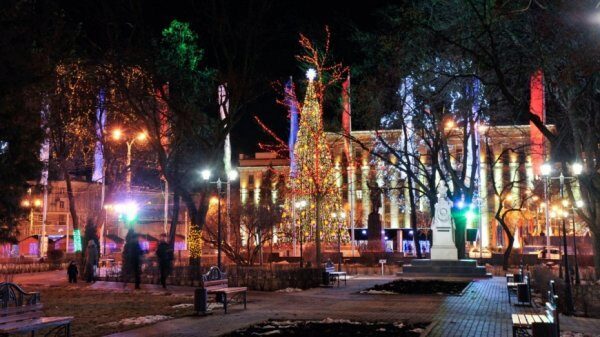 Площадь Ленина в Воронеже начали готовить к Новому году