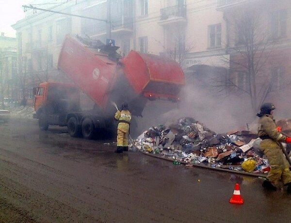 По Новокузнецку разъезжал горящий мусоровоз