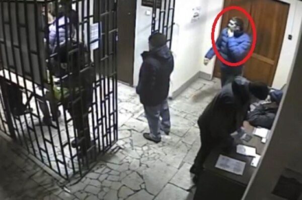Подозреваемый в нападении на судью в Еманжелинске попал на видео