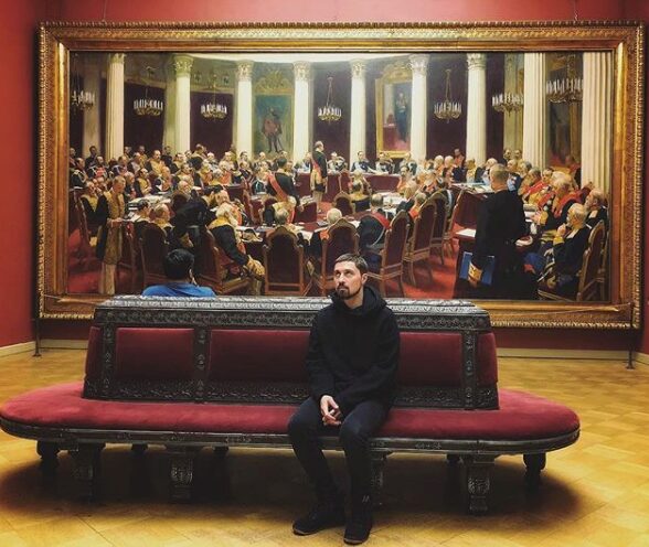 Поклонников рассмешил снимок задумчивого Димы Билана из Русского музея