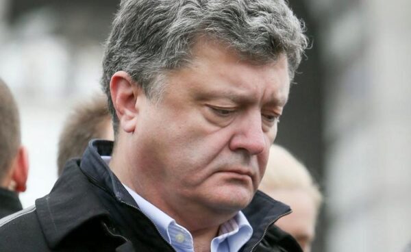 Порошенко болен: раскрыта тайна предмета под плащом президента Украины