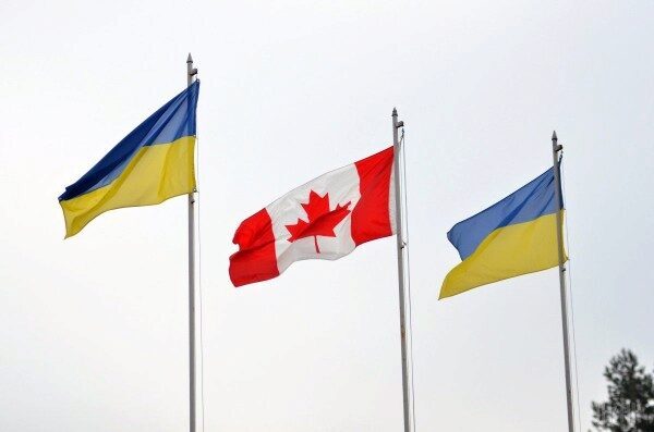 Порошенко поблагодарил Канаду за одобрение поставок летального оружия