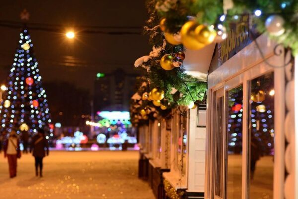 Праздничную новогоднюю подсветку включили в Москве 15 декабря