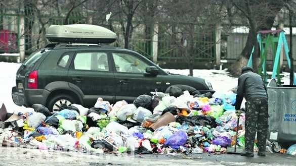Предновогодний Киев: кучи мусора и глыбы льда на крышах (+ФОТО)