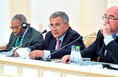 Президент Татарстана Минниханов попробовал блины в Агропарке