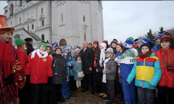 Путил встретился с детьми после Кремлевской елки