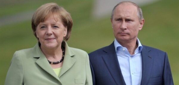 Путин и Меркель обсудили выход России из СЦКК