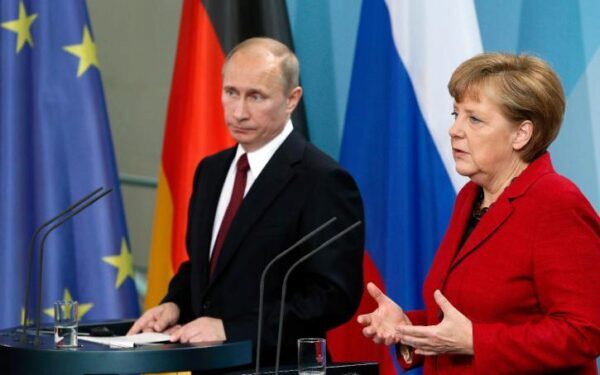 Путин объяснил Меркель решение о выводе офицеров РФ из Донбасса