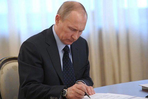 Путин подписал закон о списании налоговых долгов с физлиц