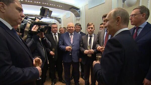 Путин встретился с действующими и бывшими главами регионов