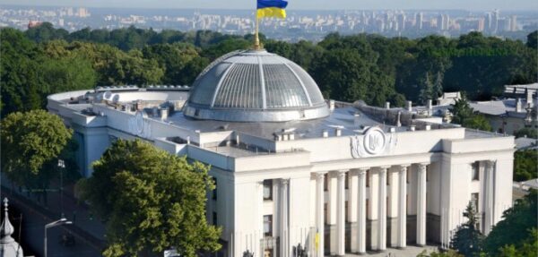 Рада проголосовала за повышение зарплат нардепов