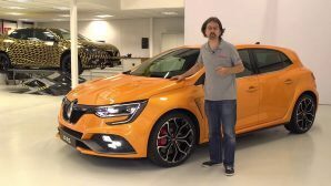 Renault показала все возможности нового Megane RS в официальном ролике?