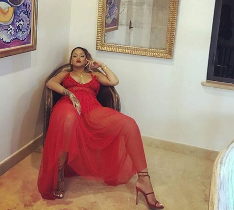 Рианна шокировала фанатов фотоснимком в Instagram в красном платье