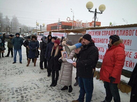 Родители детей, год назад погибших в страшном ДТП под Ханты-Мансийском, провели митинг