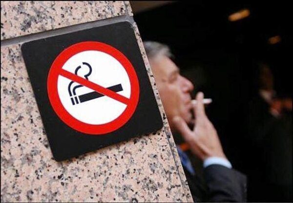 Россиянам не стали запрещать курить у подъездов