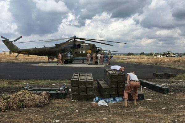 Российские артисты дали праздничный концерт на военной базе в Сирии