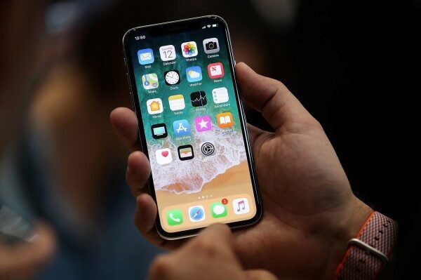 С новосибирца взыскали долг, пока он стоял в очереди за iPhone X